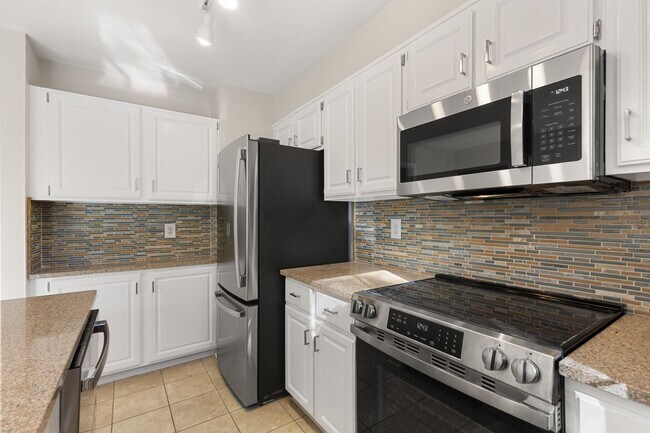 Building Photo - Coming Soon! End unit townhome in Annapolis!