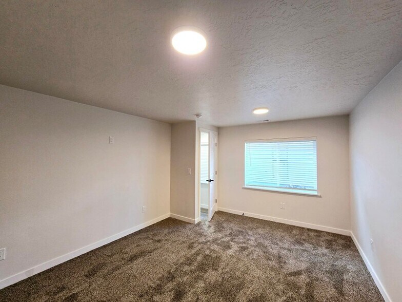 Building Photo - 5338 Iron King Cove