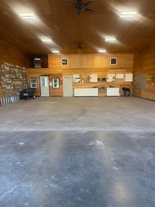 Building Photo - 669 Bluegrass Dr