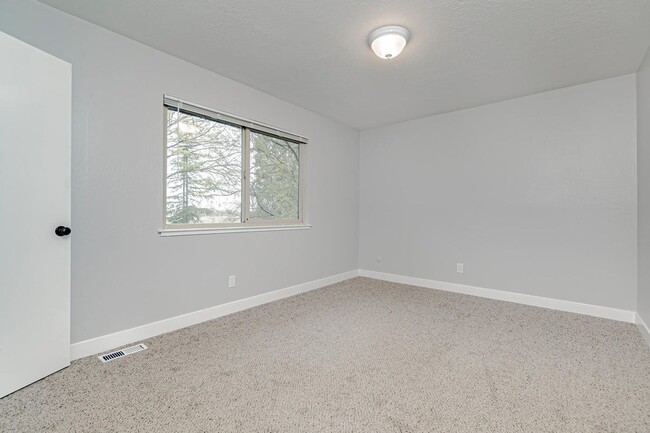 Building Photo - Fully Updated 2 Bedroom 1 Bath Condo