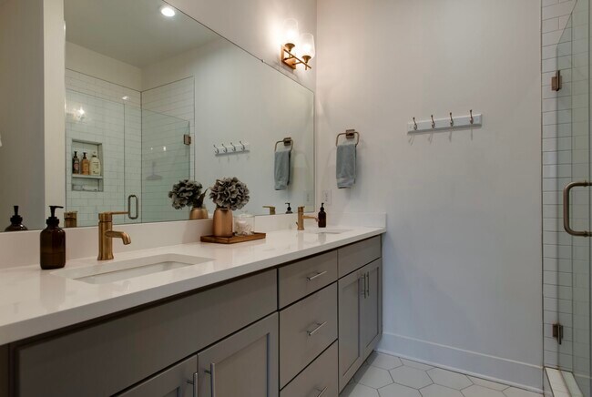 Building Photo - 700 James Ave