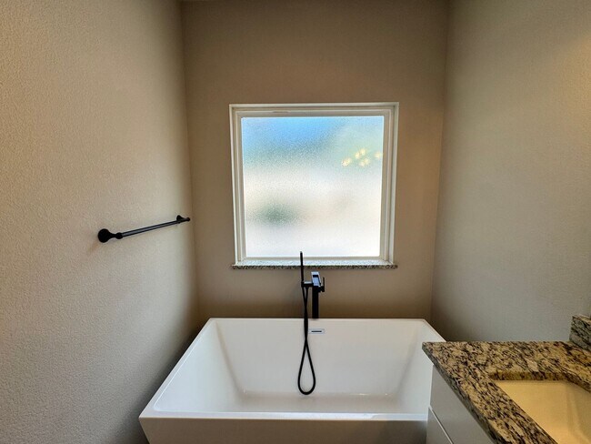 Building Photo - For Rent – 100 Brooklyn Dr, Canyon Lake, T...