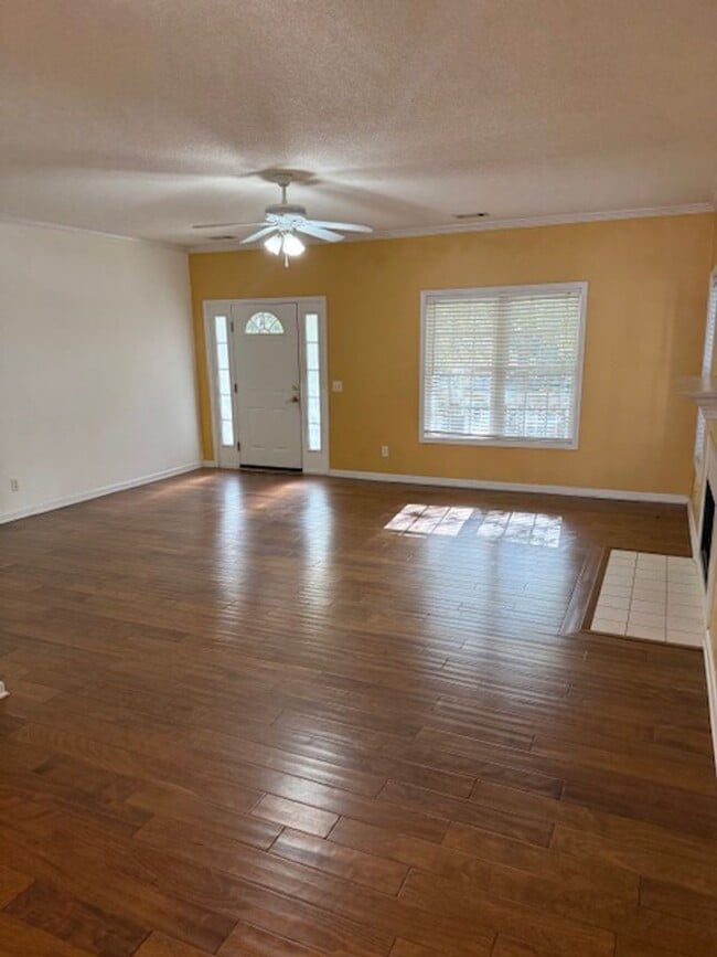 Building Photo - Freshly painted single story in popular Westbury Park.