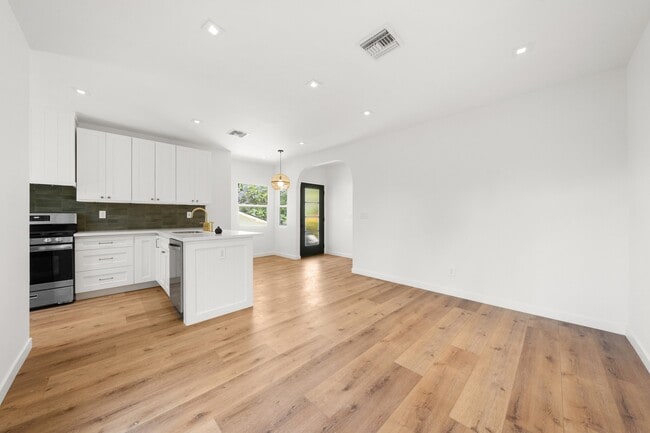 Building Photo - 7418 Romaine St