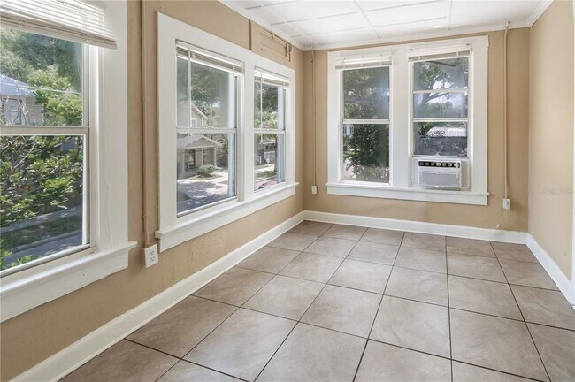 Building Photo - 418 E Amelia Ave