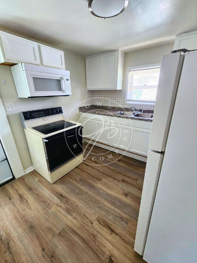Building Photo - Updated West Toledo Upper unit! 2 Bedroom – Water Included!