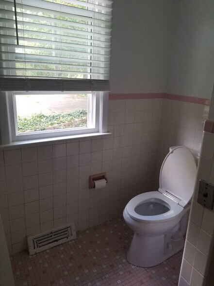 Full Bathroom - 2945 Warrensville Center Rd