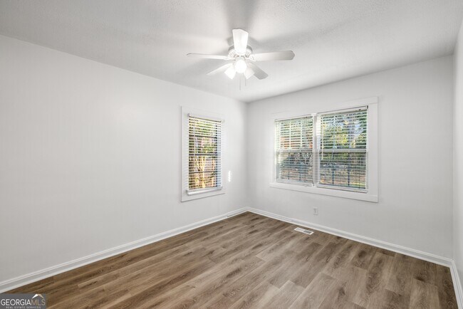 Building Photo - 1801 Crestridge Dr SE