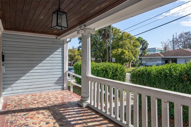 Building Photo - 906 E 11th Ave