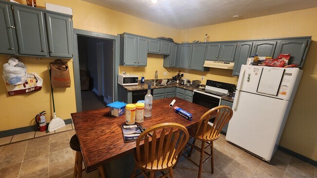 Kitchen - 766 W Howard St