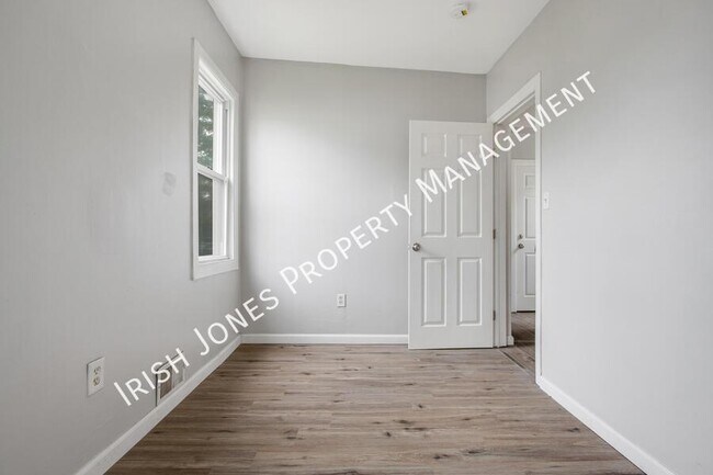 Building Photo - 529 Winslow Ave