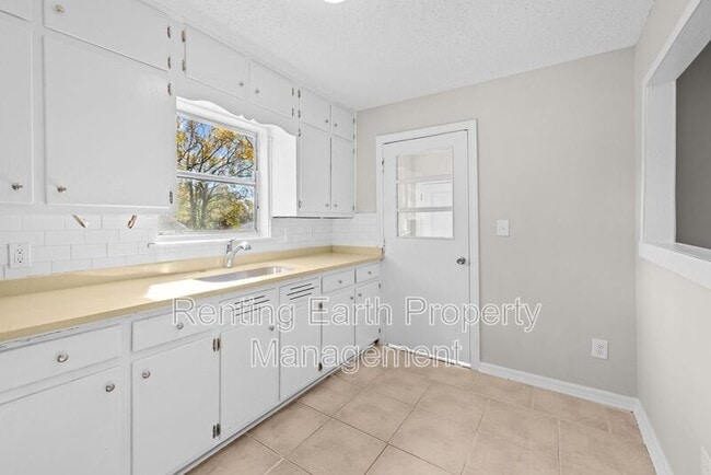 Building Photo - 7404 Paris Ave