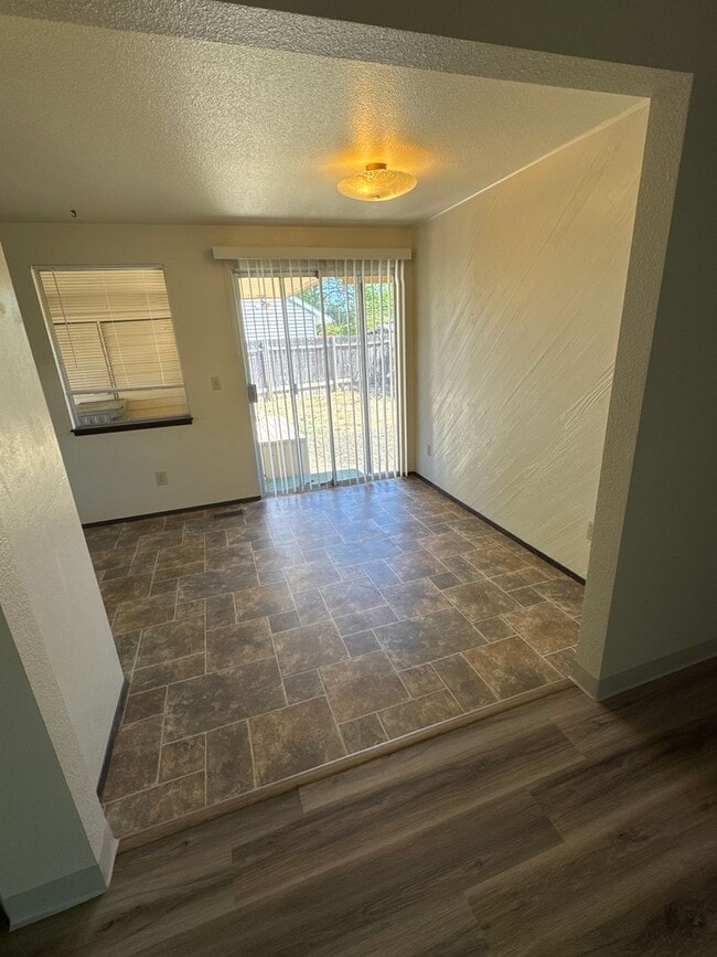 Building Photo - Cute 3 Bedroom 1 Bath in NW Corvallis! Sma...