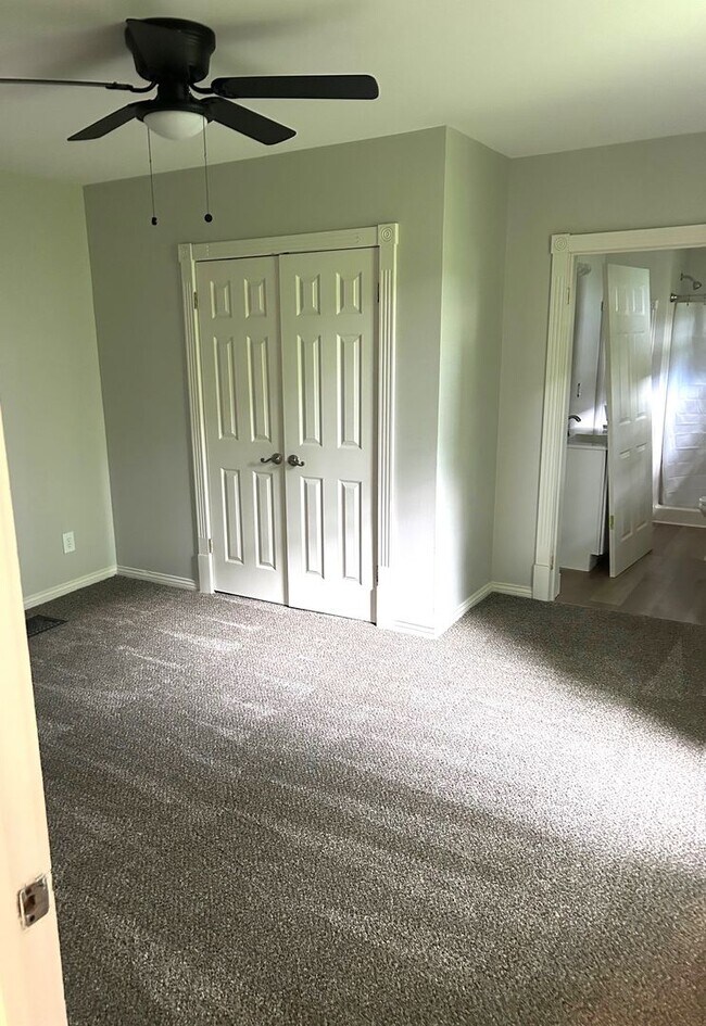 Building Photo - *** AVAILABLE NOW – Rare Downtown Corydon Rental! ***