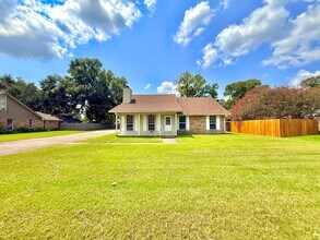 Building Photo - 18063 Autumn Leaves Dr