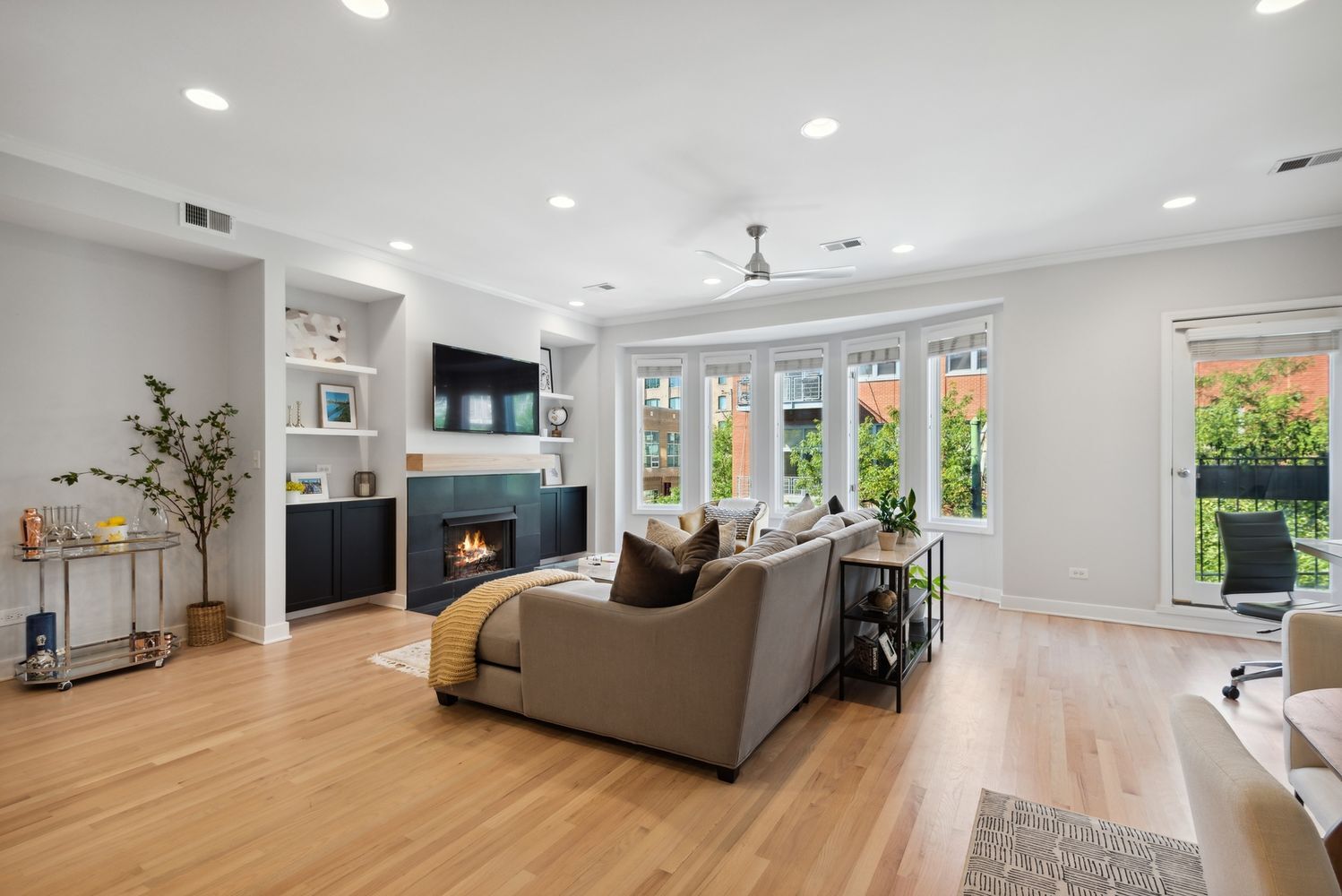 Building Photo - 821 W Superior St