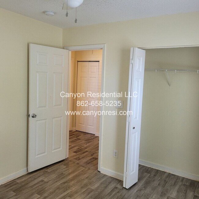 Building Photo - 461 Bedford Knoll Dr