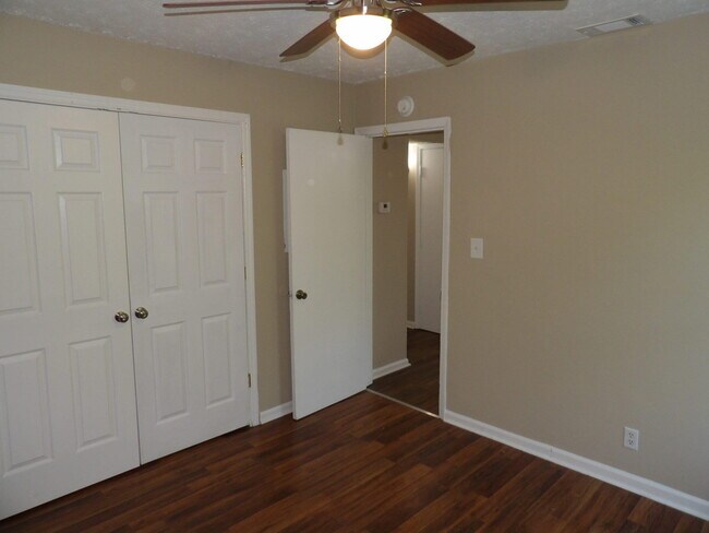Building Photo - 35 Ashwood Ct