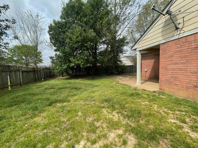 Building Photo - Plum Point Village home!