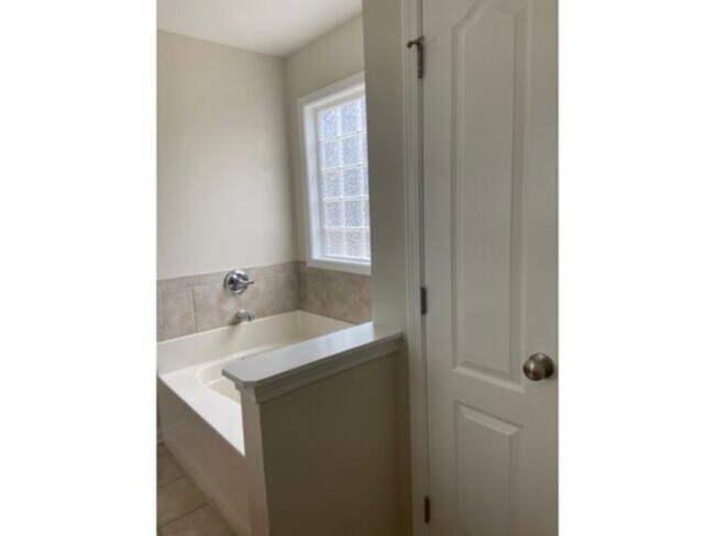 Building Photo - 50 Breezewood Dr
