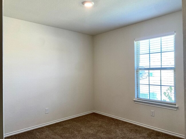 Building Photo - 5111 Knob Hl Dr