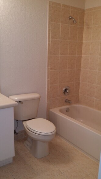 3 bathroom - 2719 SE 15th Pl