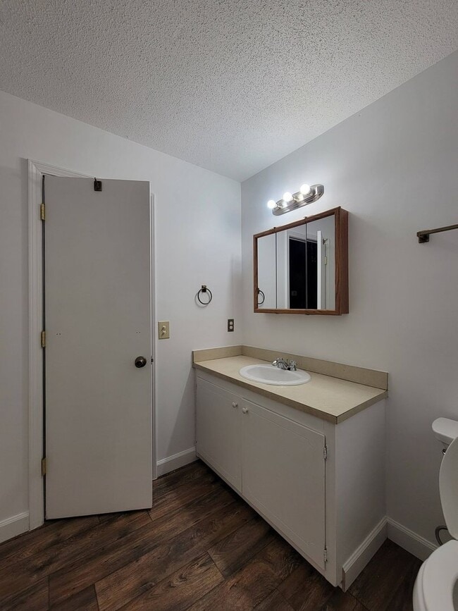 Building Photo - Ready to Move in