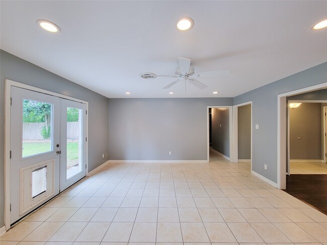 Building Photo - 5846 Ettrick Dr