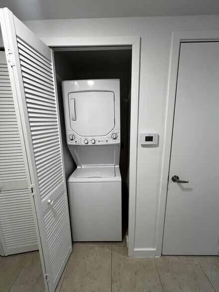 Building Photo - 1011 NW 19th Ct