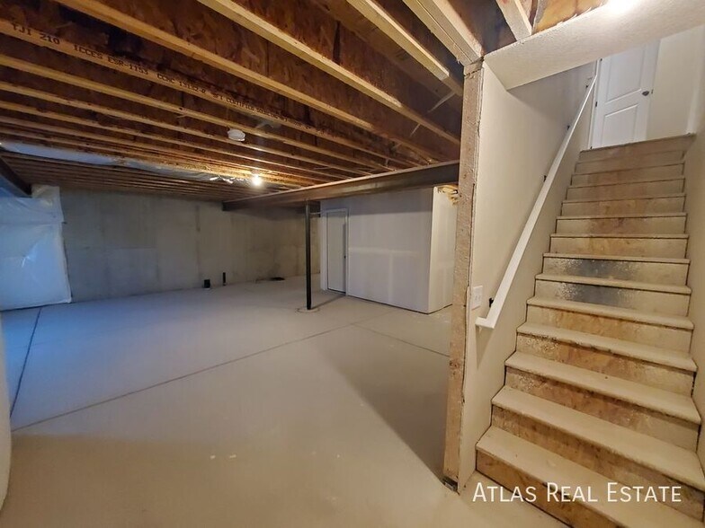 Building Photo - 708 Finch Dr