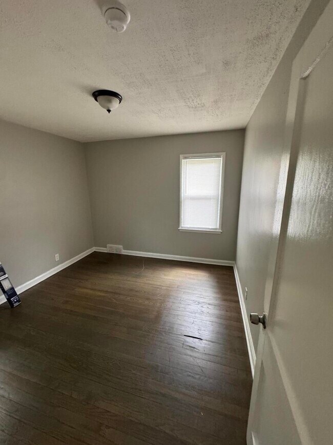Building Photo - 8272 Roselawn St