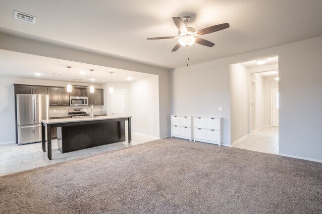 Building Photo - 4 bed/2 bath!