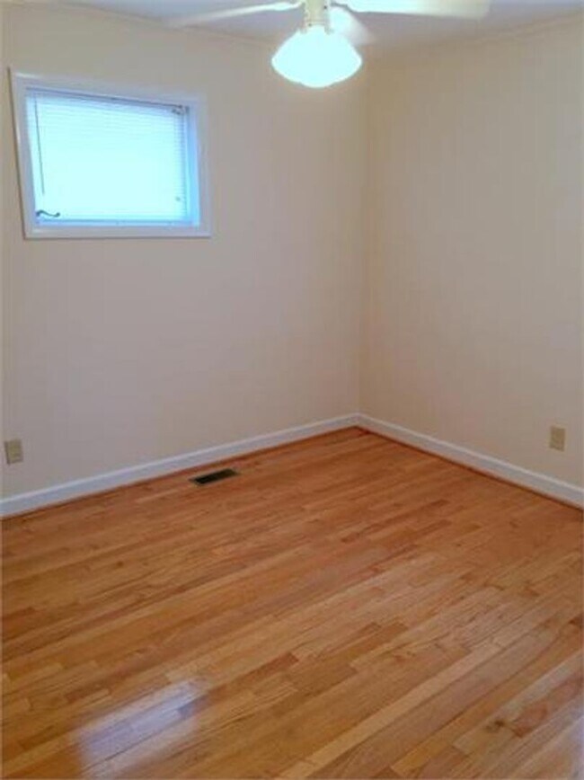 Building Photo - Brennen Road duplex