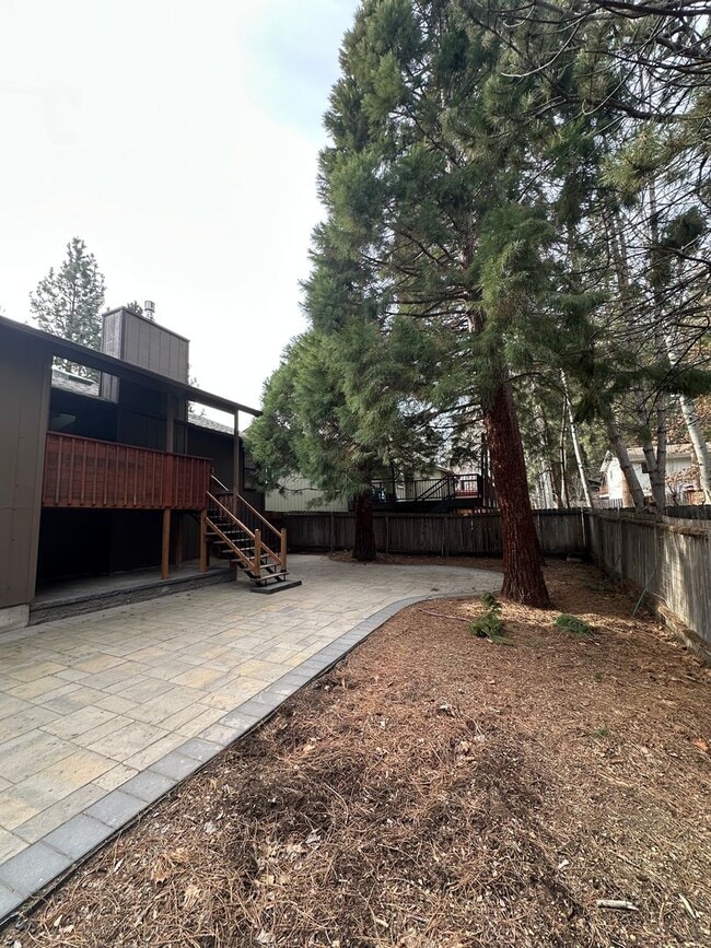 Building Photo - Updated SW Bend Home with Large Backyard!