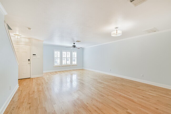 Building Photo - 738 Redwing Pl Dr