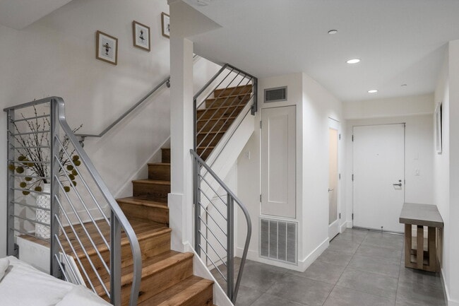 Building Photo - 11023 Fruitland Dr