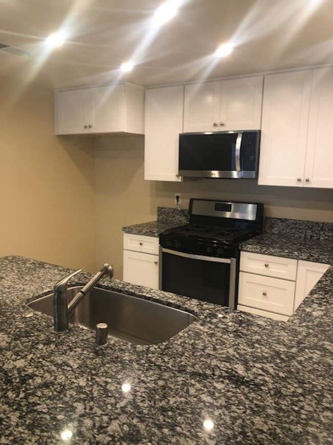 Building Photo - Move in Special! 3 Bed/2 Bath Single Famil...