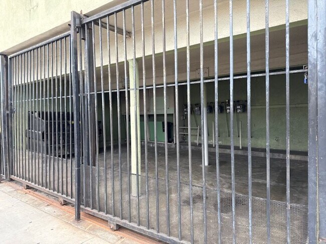Building Photo - Spacious remodeled 2 BR apartment - Inglew...