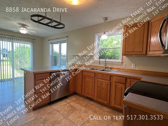 Building Photo - 8858 Jacaranda Dr