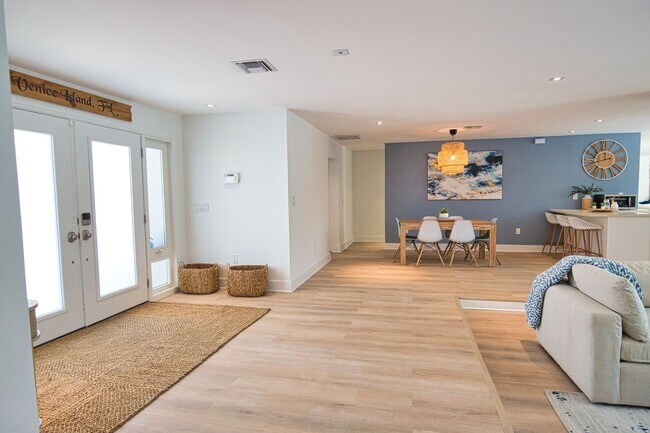 Building Photo - Seasonal Venice Island Pool Home half block from Golden Beach deeded access to the Gulf!