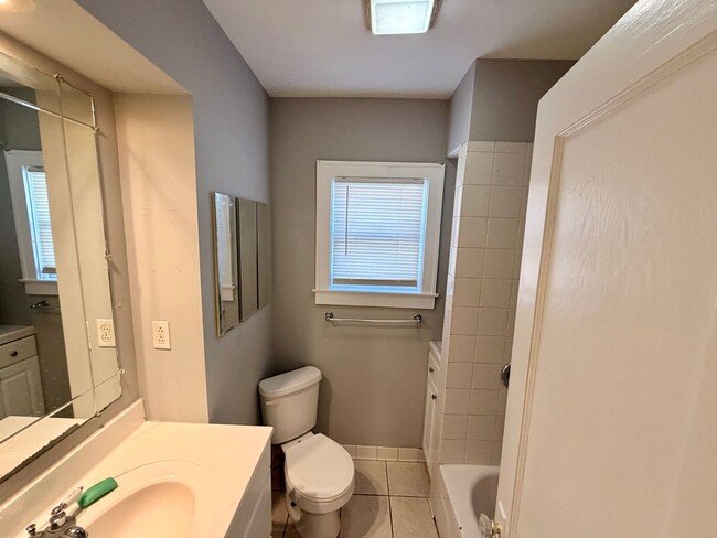 Building Photo - 538 S Hardy Ave