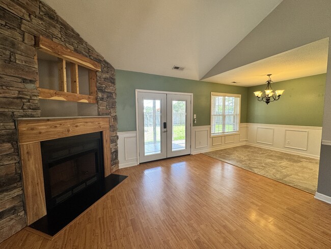 Building Photo - 145 Broadleaf Dr