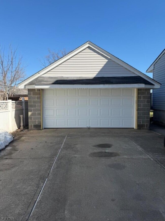 Building Photo - 182 Pierre Ave