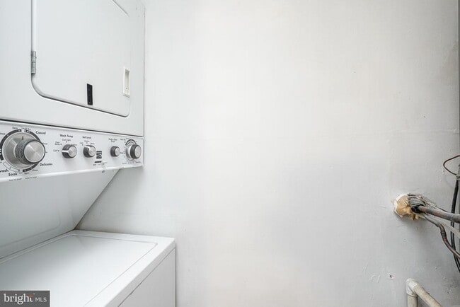 Building Photo - 117 Chaucer Rd