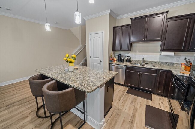 Building Photo - 3 Bedroom Townhome Across from Richmond Hill Golf Club