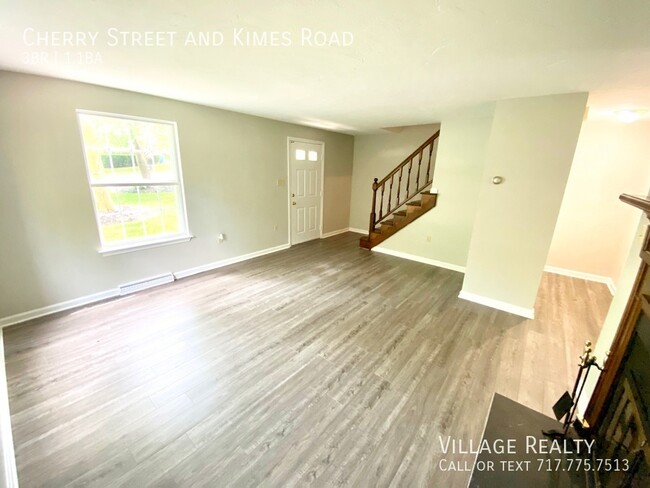 Building Photo - Available late-December! 3-bed Duplex in D...