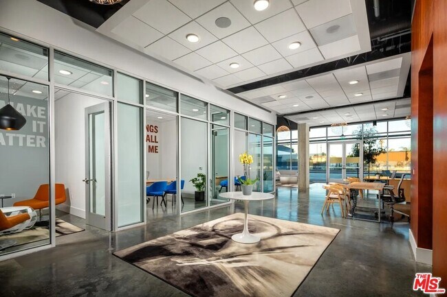 Building Photo - 10568 Gateway Prom