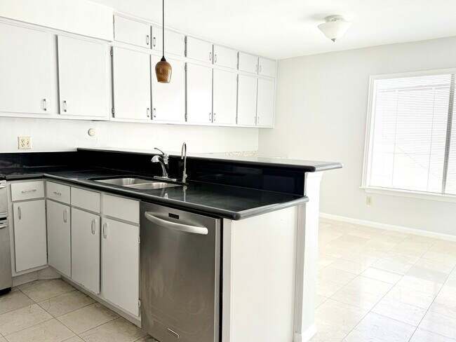Building Photo - 11633 Village Pl Dr