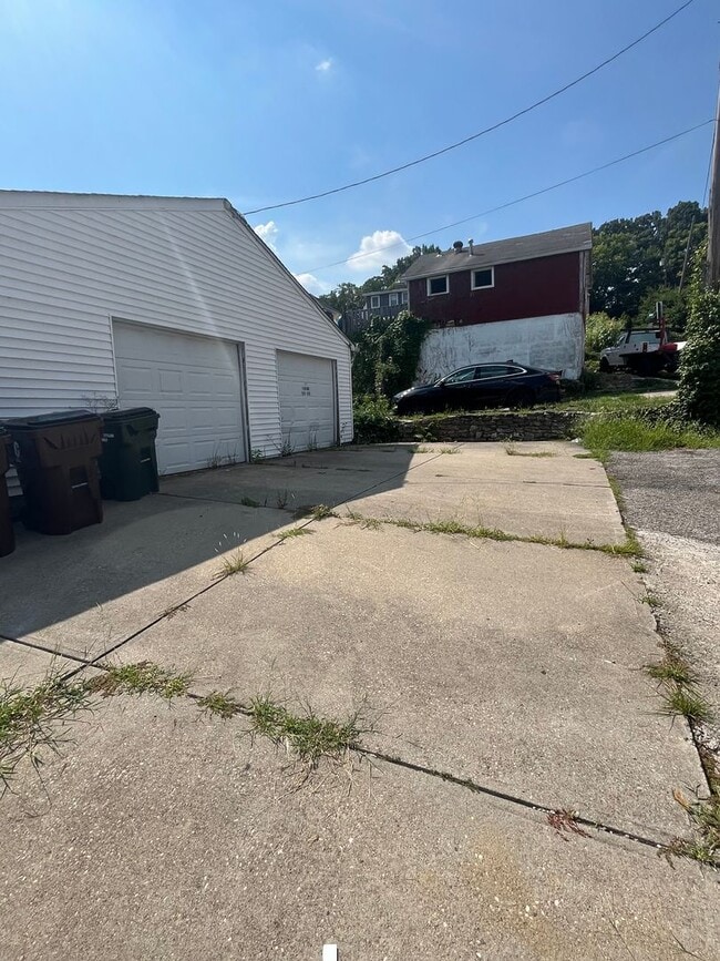 Building Photo - Three Bed, Two Bath with 2 Car Garage in N...