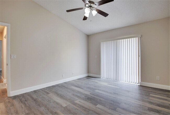 Building Photo - 484 Springdale Cir